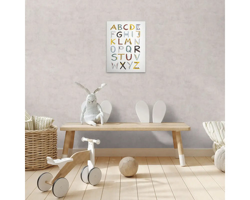 Barnrum med alfabet väggkonst, träbord, leksaker och boll