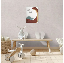 Barnrum med träbänkar, leksaker och en dinosauriebild på väggen