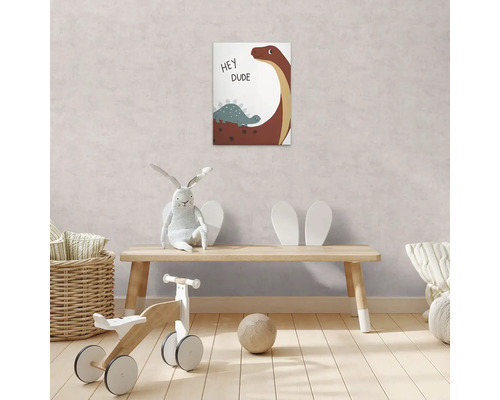 Barnrum med träbänkar, leksaker och en dinosauriebild på väggen