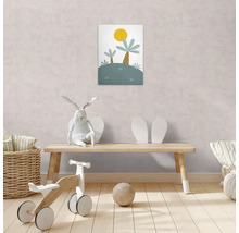 Barnrum med väggmålning, träbänk, springcykel, gosedjur och boll