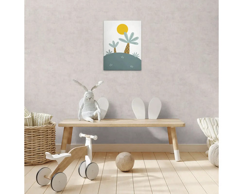 Barnrum med väggmålning, träbänk, springcykel, gosedjur och boll