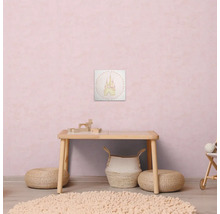 Rum med bord, pall, matta och en bild av ett slott på väggen