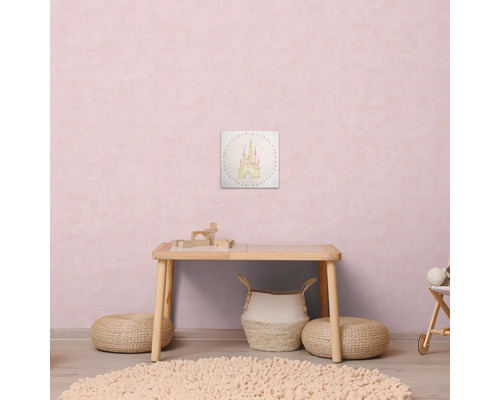 Rum med bord, pall, matta och en bild av ett slott på väggen