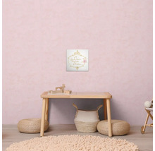 Barnrumsinredning med väggdekoration, bord och sittplatser