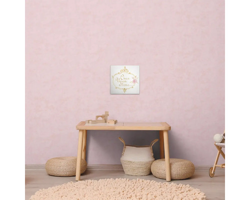 Barnrumsinredning med väggdekoration, bord och sittplatser