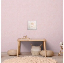 Barnrum med lekbord, sittkuddar, matta och väggmålning med vagnmotiv