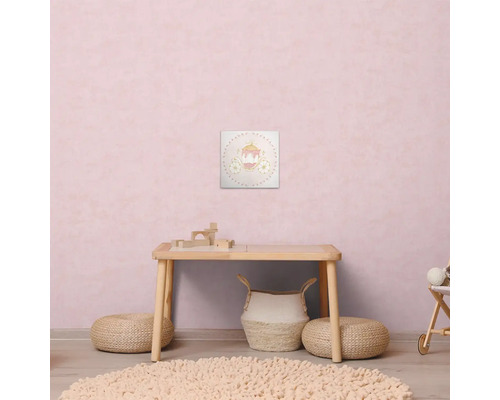 Barnrum med lekbord, sittkuddar, matta och väggmålning med vagnmotiv