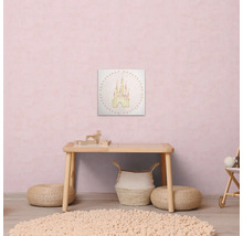 Barnrum med ett bord, en matta och en duk med ett slottsmotiv