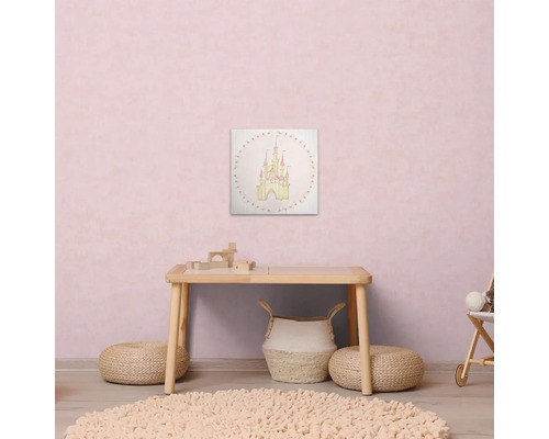 Barnrum med ett bord, en matta och en duk med ett slottsmotiv