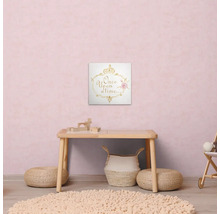 "Scen av ett barnrum med bord, matta, puffar och en väggmålning med texten ""Det var en gång"""