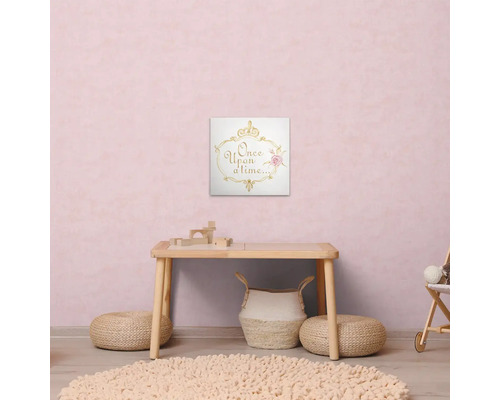 "Scen av ett barnrum med bord, matta, puffar och en väggmålning med texten ""Det var en gång"""