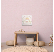 Dekorativ bild med vagn i ett barnrum, med leksaker, pallar och en matta på ett bord under