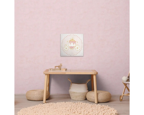 Dekorativ bild med vagn i ett barnrum, med leksaker, pallar och en matta på ett bord under