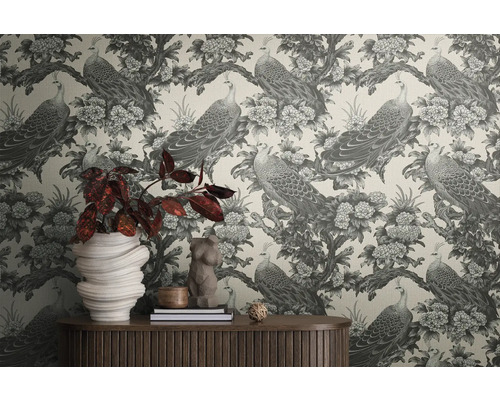 Dekorativt rum med tapet med påfåglar och träskänk
