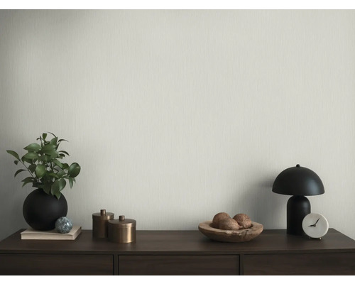Dekorativ inredning med byrå, lampa, växt och dekoration