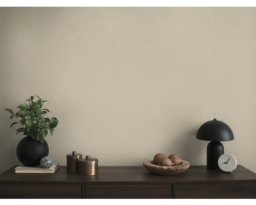 Vardagsrum med byrå, lampa, krukväxt och dekorationsartiklar