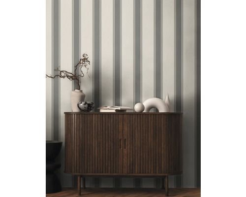 Miljöbild med randig tapet och träskåp