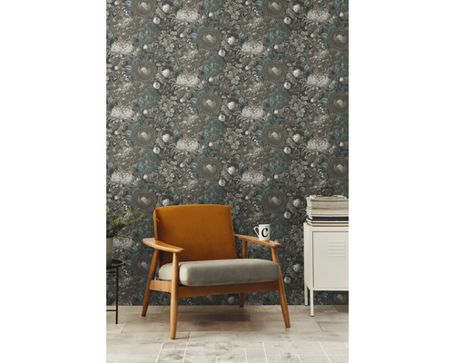 Dekorativt rum med blommig tapet, fåtölj och sidobord