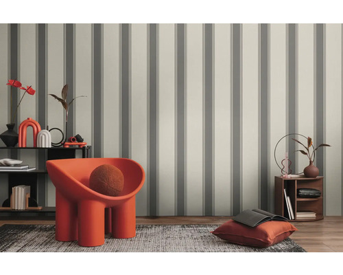 Inrett rum med randig tapet, fåtölj och dekorativa element