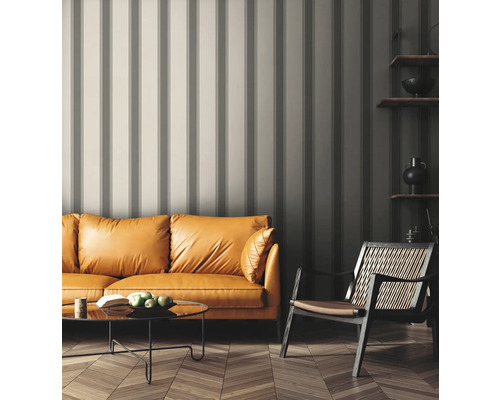 Vardagsrum med randig tapet, soffa, fåtölj och soffbord