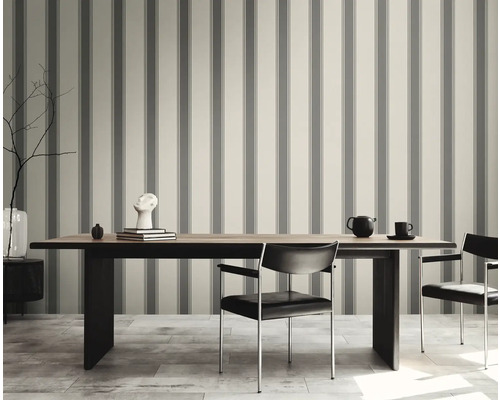 Vardagsrum med randig tapet, matbord och stolar