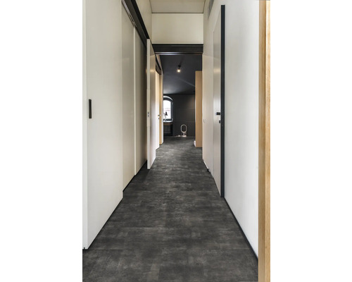 Hall med skjutdörrar och mörkt golv