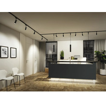 Kontor med svart skensystem med spotlights och pendellampor