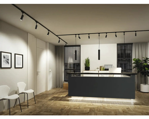 Kontor med svart skensystem med spotlights och pendellampor