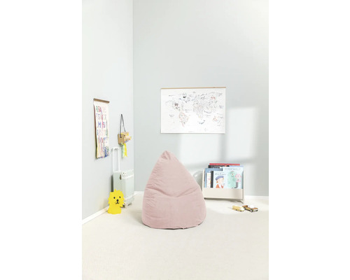 Rum med sittsäck, världskarta och leksaker