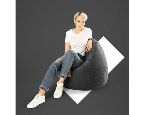 Kvinna sitter på en grå sittsäck
