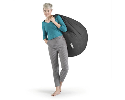 Kvinna med en grå sittsäck på axeln.