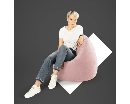 Kvinna sitter på en rosa sittsäck