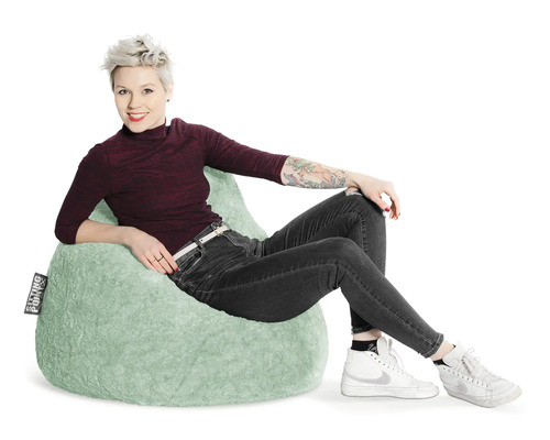 Kvinna sitter på en sittsäck.