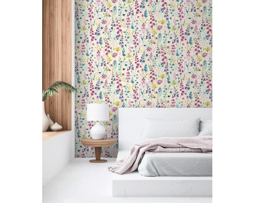 Sovrum med blommig tapet, sängbord och säng