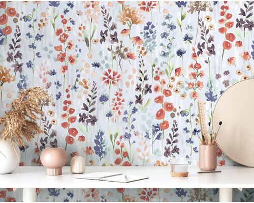 Scen med blommig tapet, skrivbord, dekorationer och brevpapper.