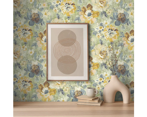 Dekorativt rum med blomstertapet, bild och vas