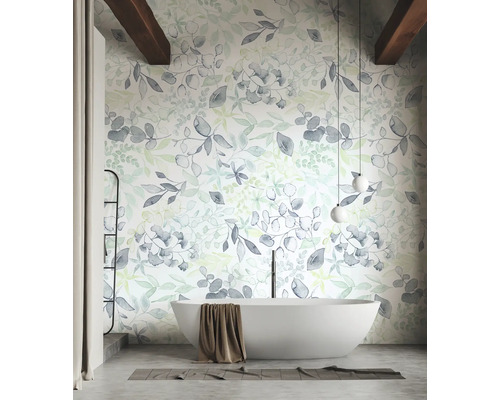 Badrum med blommig tapet, badkar och träbjälkar