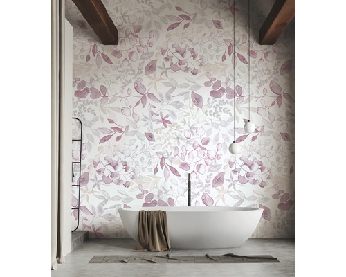 Badrum med fristående badkar och blommig tapet