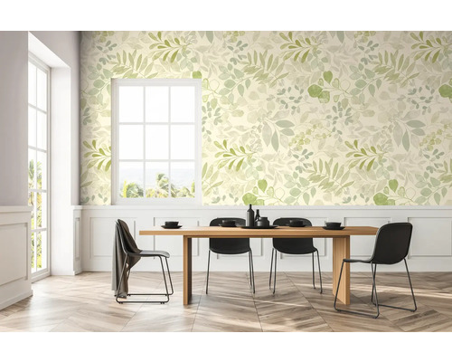 Matsal med matbord och blommig tapet i gröna toner