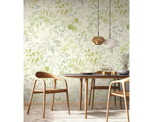 Matsal med bord, stolar och botanisk tapet