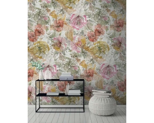 Miljöbild med blommönstrad tapet, hylla, böcker och sittpuff