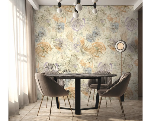 Matsal med blommig tapet, matbord och stolar.