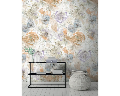 Dekorativ interiör med blommig tapet, hylla och pall