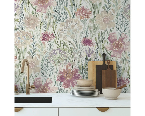 Köksscen med blommig tapet, diskho och köksredskap