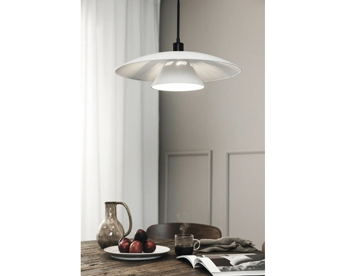 Scen med en taklampa över ett träbord med dekoration