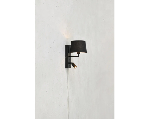 Vägglampa med lampskärm och läslampa