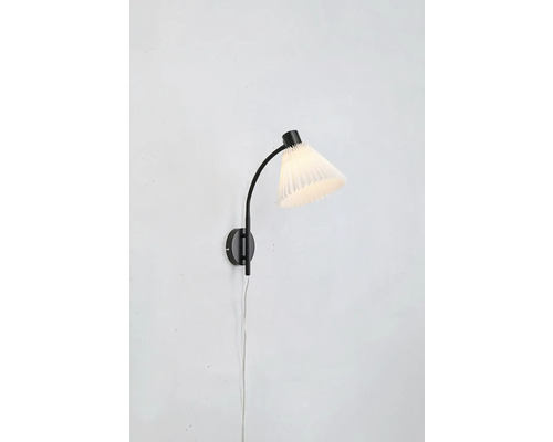 Vägglampa med papperslampskärm