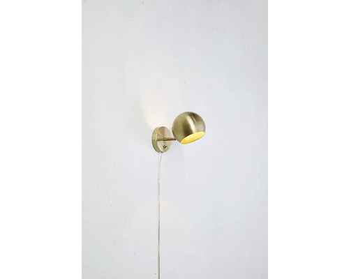 Guldfärgad vägglampa med rund lampskärm