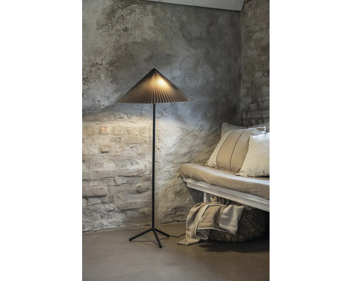 Golvlampa med plisserad lampskärm och stativfot i rummet