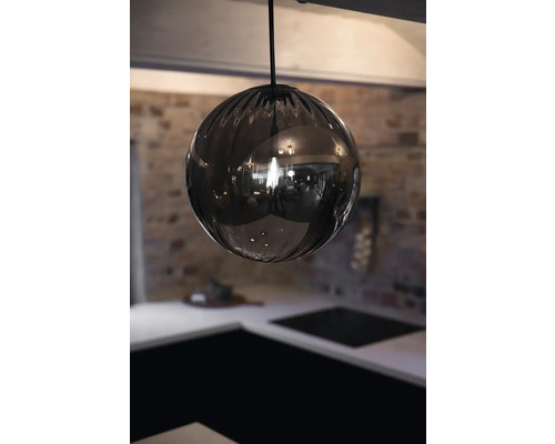 Pendellampa med rund form i vardagsrummet